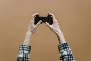 Kostenloses Stock Foto zu action, braunem hintergrund, controller