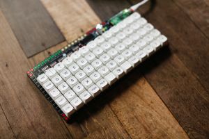 Kostenloses Stock Foto zu arbeitsbereich einrichten, benutzerdefinierte tastatur, computerhardware