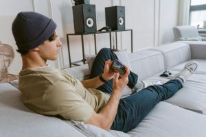 Kostenloses Stock Foto zu audiogeräte, bildschirmzeit, bleib zuhause