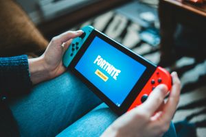 Kostenloses Stock Foto zu #indoor, action-spiel, blauer joy-con