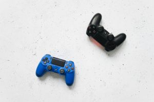 Kostenloses Stock Foto zu #indoor, blauer controller, controller