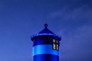 Krummhörn-Greetsiel: Gezeiten-Beleuchtung „Licht & Tide“ am Pilsumer Leuchtturm