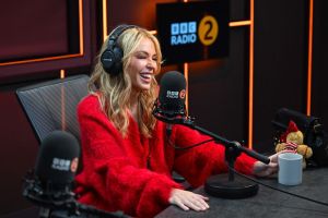 Kylie Minogue möchte, dass Margot Robbie sie eines Tages in einem Biopic spielt.