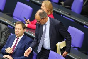 Lars Klingbeil, Friedrich Merz, Bärbel Bas (Archiv)