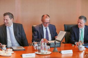 Lars Klingbeil, Friedrich Merz und Thorsten Frei bei der Kabinettssitzung am 06.08.2025