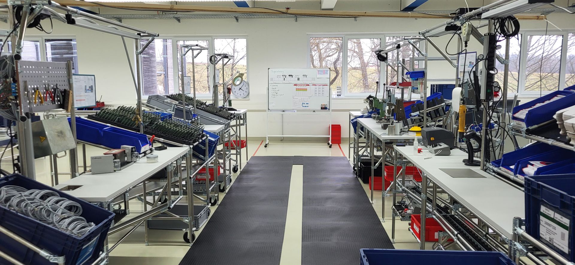 Lean Production in der Elektronikfertigung: TELENOT reduziert Durchlaufzeit um 89 % mit modularen Arbeitssystemen