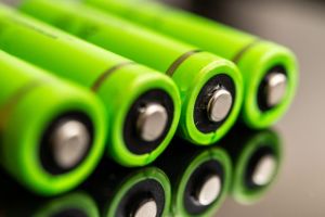 Lebenszeit von Batterien: Wenn winzige Lithiumspitzen zur Gefahr werden