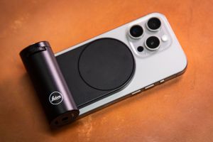 Leica Lux Grip an einem Smartphone