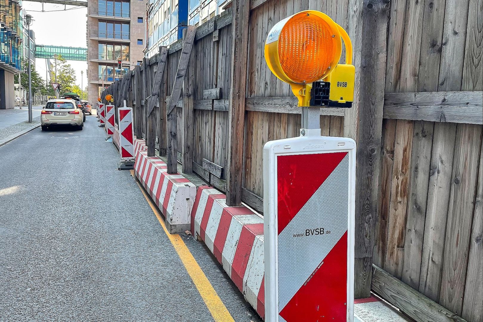 Leitbaken an einem Baustellenzaun (Archiv)