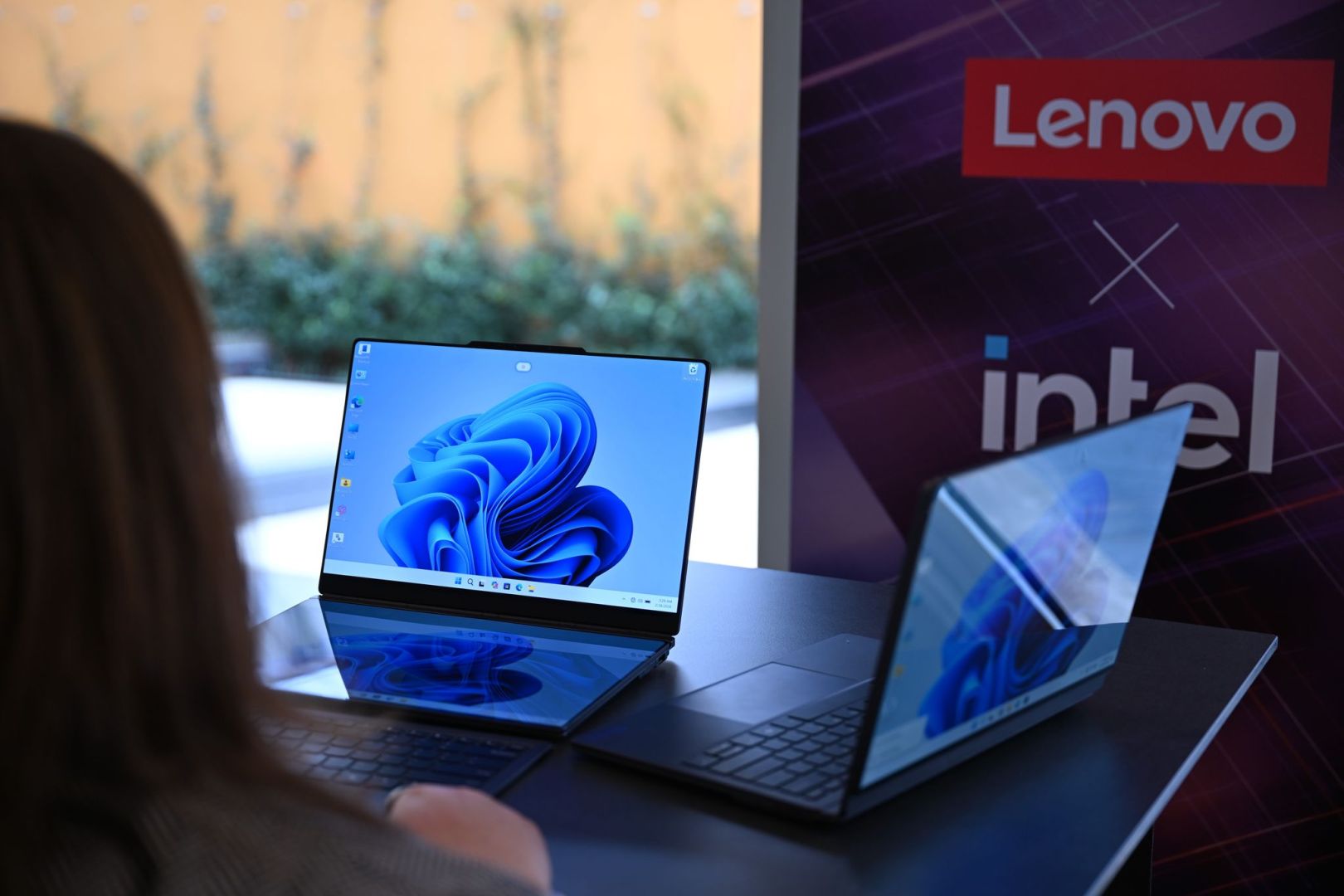 Lenovo-Laptops mit zwei Bildschirmen