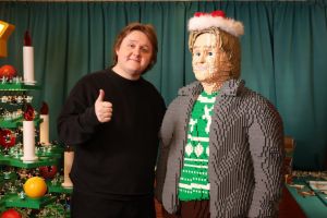 Lewis Capaldi wurde aus LEGO nachgebaut.