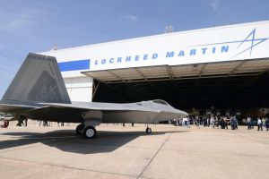 Lockheed Martin hebt Umsatzprognose an und profitiert von hoher Nachfrage nach Kampfjets