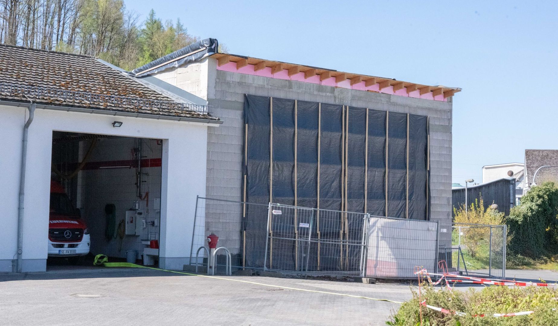 Löschfahrzeuge passen nicht in Feuerwehrhaus