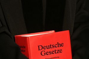 Löschung angeordnet: C.H. Beck darf „Rot“ nicht länger exklusiv verwenden