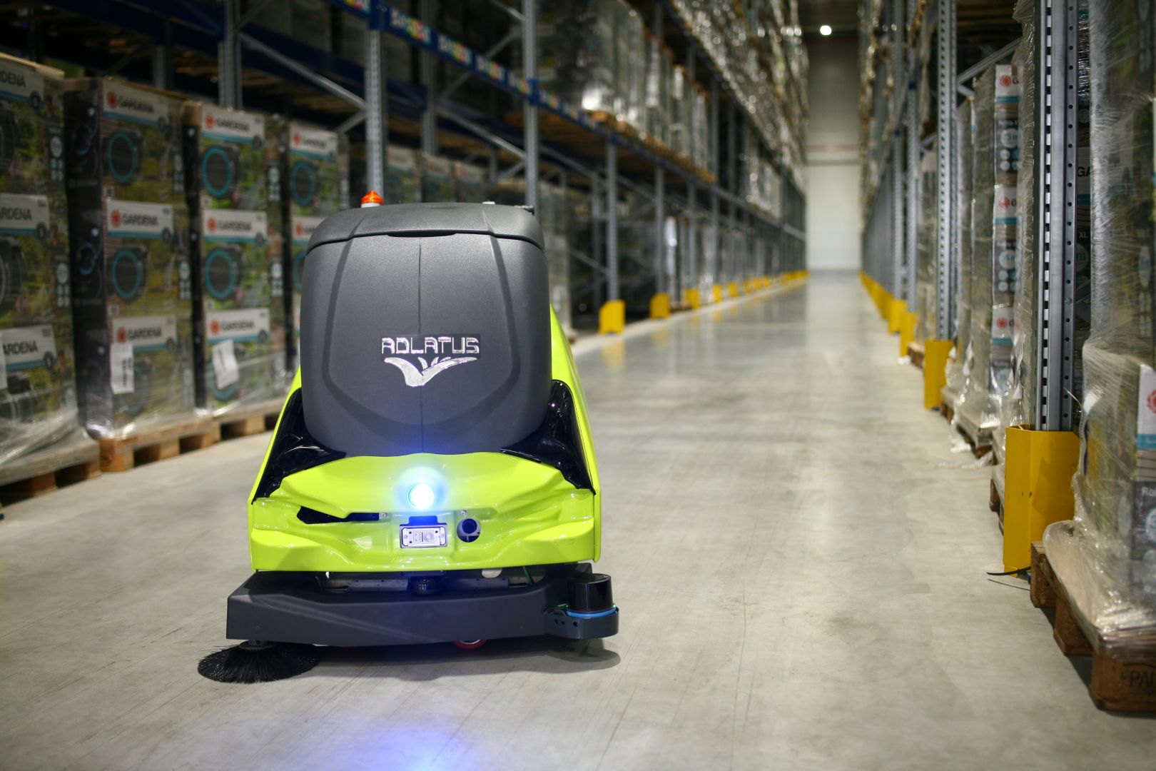 LogiMAT 2026: ADLATUS Robotics zeigt autonome Reinigungsrobotik für effiziente, sichere und datenschutzkonforme Logistikflächen