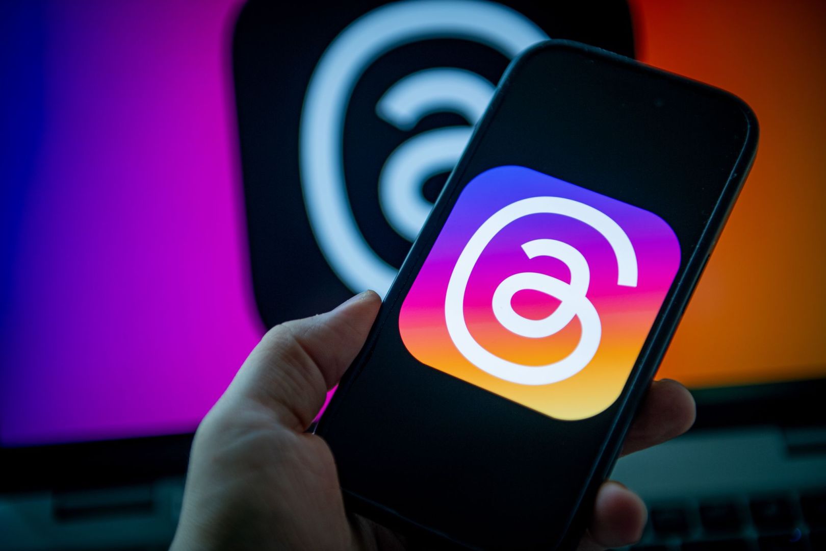Logo der Meta App Threads auf einem Smartphone