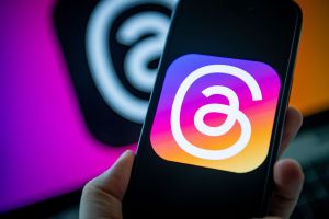 Logo der Meta App Threads auf einem Smartphone