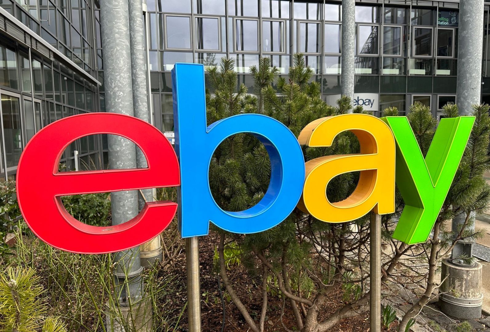 Logo von Ebay vor der Deutschland-Zentrale in Kleinmachnow