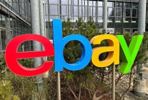 Logo von Ebay vor der Deutschland-Zentrale in Kleinmachnow