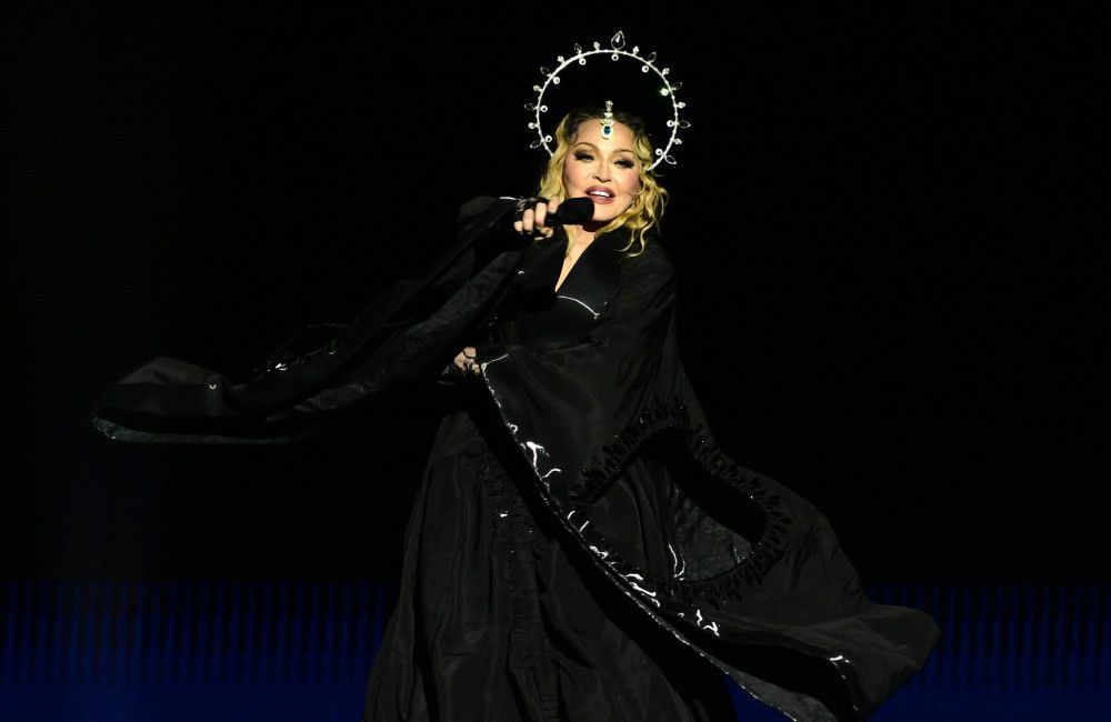 Madonnas Manager Guy Oseary hat Fans der 'Queen of Pop' aufgefordert, dranzubleiben.
