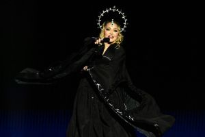 Madonnas Manager Guy Oseary hat Fans der 'Queen of Pop' aufgefordert, dranzubleiben.