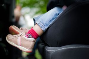 Mädchen sitzt in einem Kindersitz im Auto