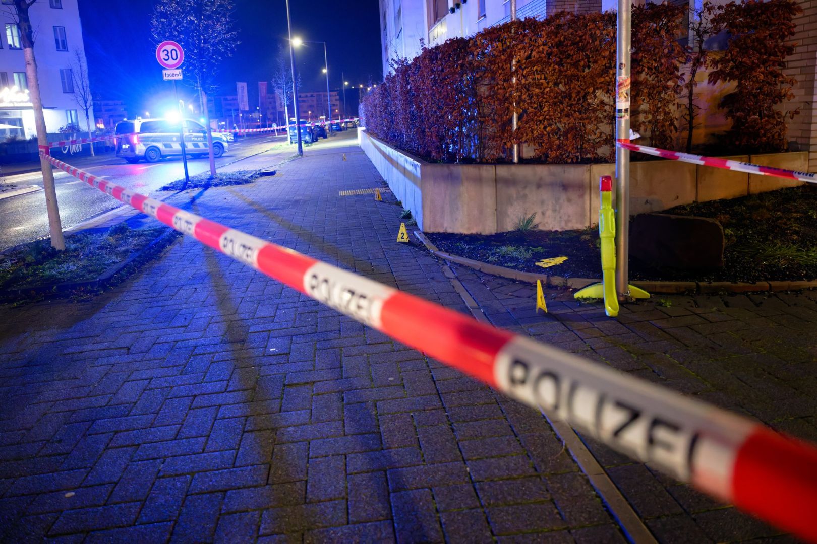 Männer nahe Veranstaltungshalle in Köln angeschossen