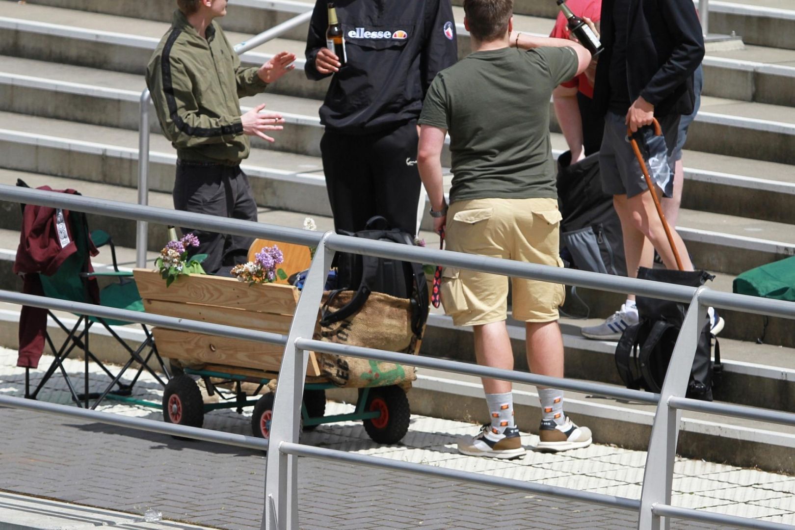 Männergruppe mit Bollerwagen an Christi Himmelfahrt (Archiv)