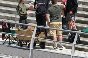 Männergruppe mit Bollerwagen an Christi Himmelfahrt (Archiv)