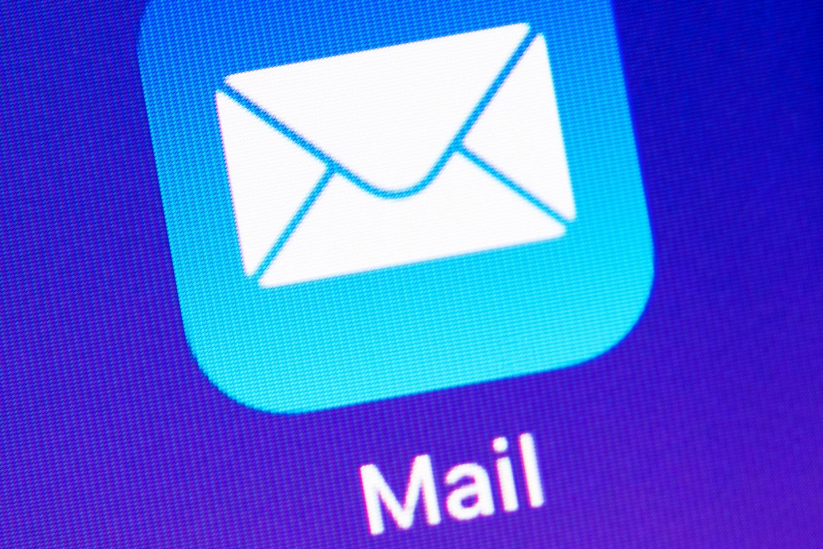 Mail-App ist auf einem Display zu sehen