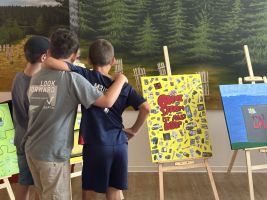 „Mal mal Energie“: Schöndorfer-Grundschüler gestalten Ausstellung im Stadtwerke-Kundenzentrum