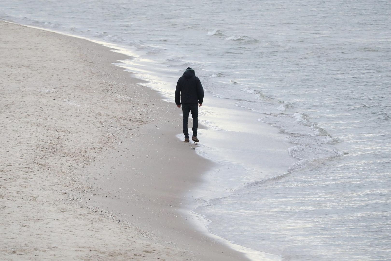 Mann am Strand - vielleicht fühlt auch er sich einsam?