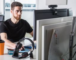 Mann arbeitet vor einem Computerbildschirm
