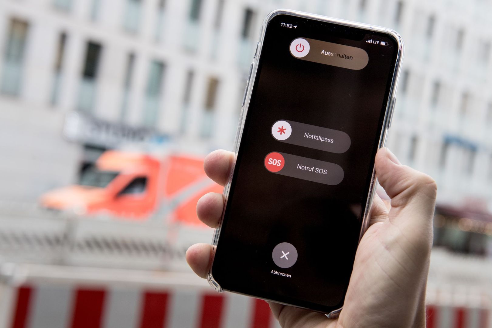 Mann bedient Funktion «Notruf SOS» auf seinem iPhone