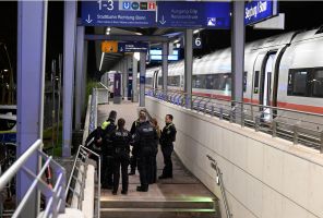 Mann droht mit Anschlag in ICE