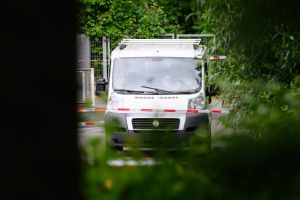 Mann fährt auf Beamtinnen zu – Polizei schießt