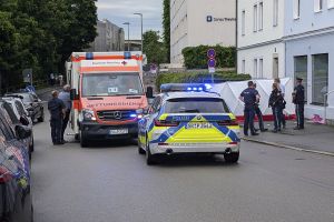 Mann fährt in Passau mit Auto in Menschengruppe