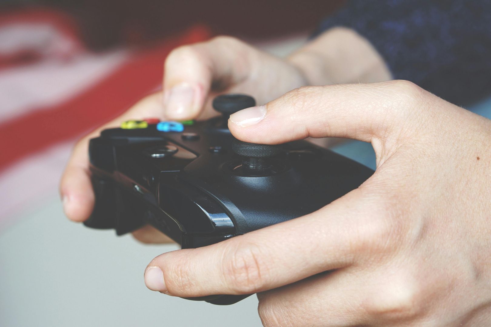 Mann Hält Schwarzen Gamecontroller