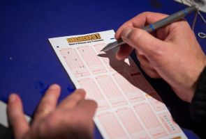 Mann kreuzt auf Lottoschein des Spiels «Eurojackpot» Zahlen an