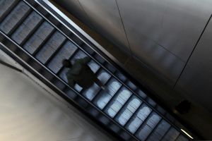 Mann läuft Rolltreppe hoch (Archiv)