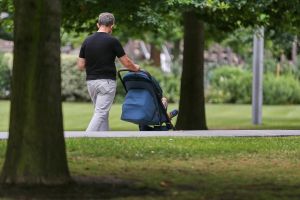 Mann mit Kind (Archiv)