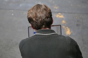 Mann mit Laptop (Archiv)