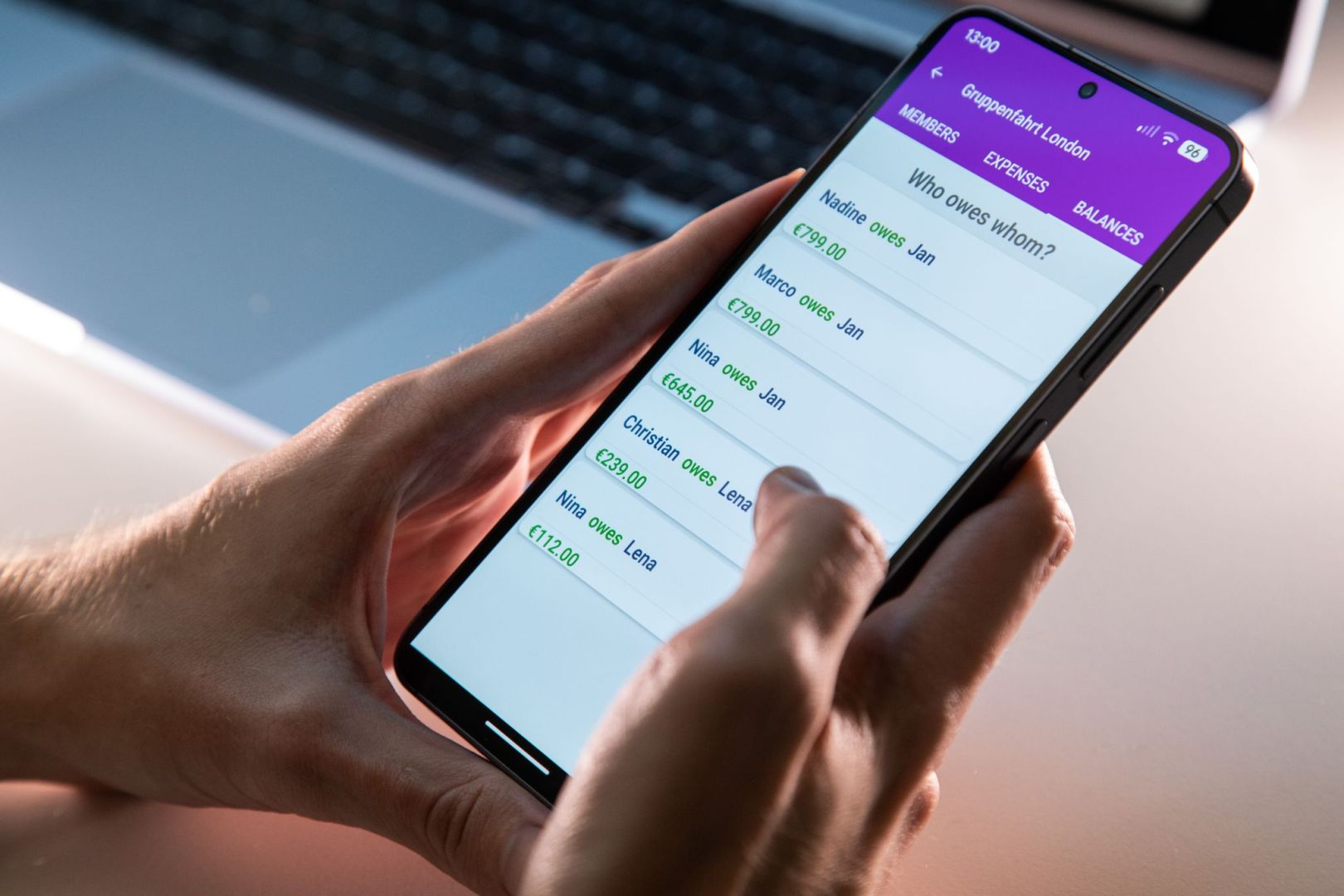 Mann nutzt die App «Split it Easy» 
