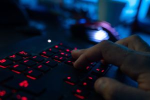 Mann tippt auf einer Tastatur