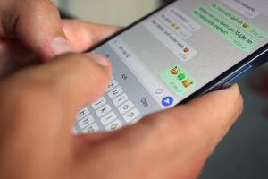 Mann tippt eine Whatsapp-Nachricht