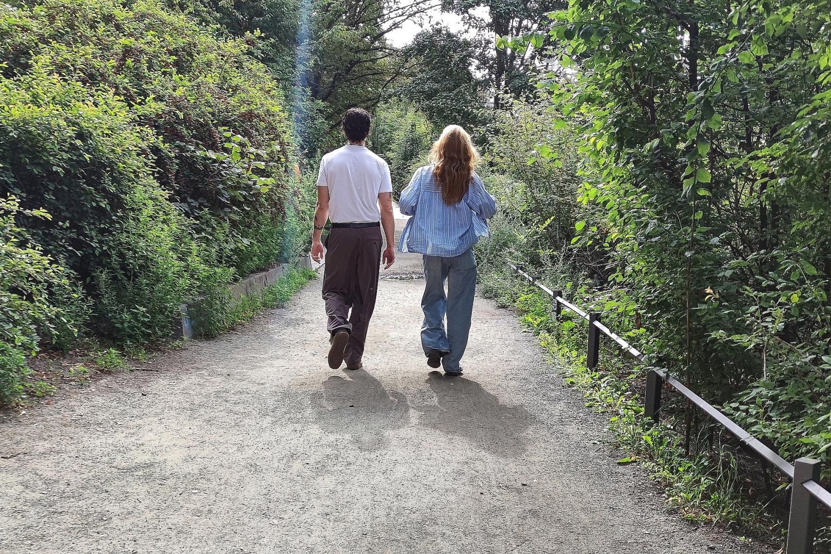 Mann und Frau gehen spazieren (Archiv)