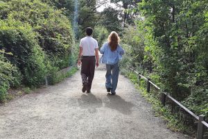 Mann und Frau gehen spazieren (Archiv)