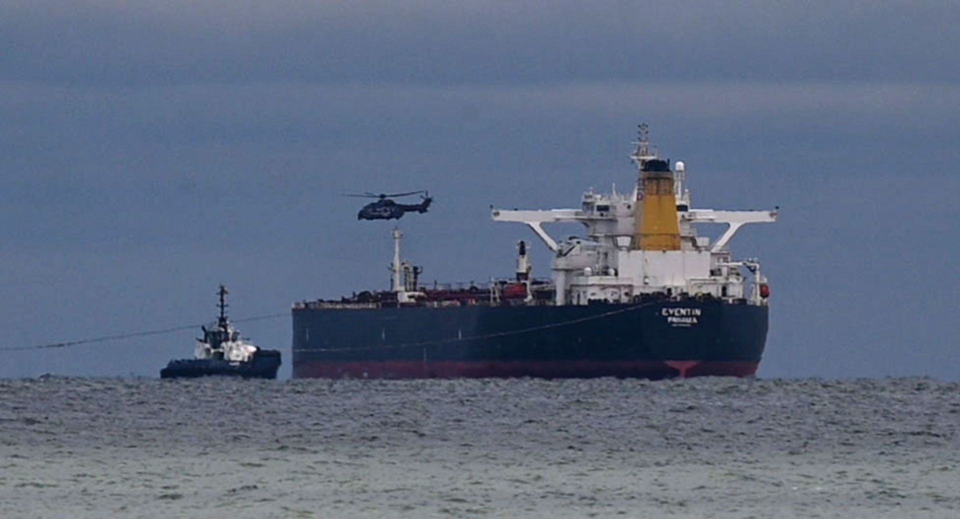 Manövrierunfähiger  Öltanker in Sassnitz
