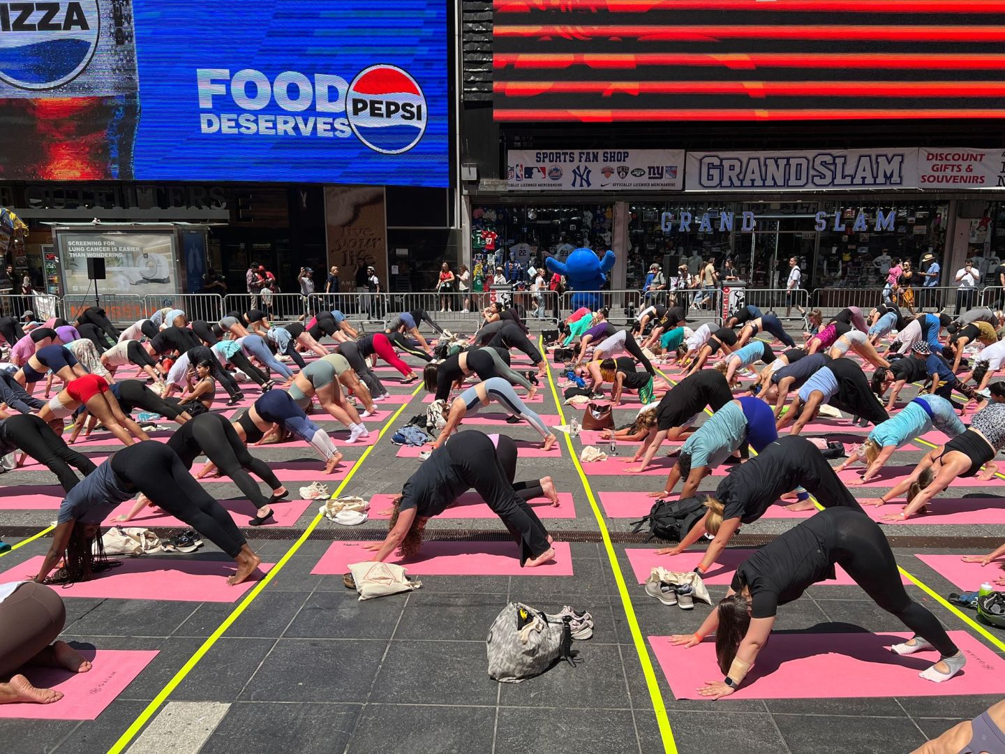 Massen-Yoga auf New Yorks Times Square