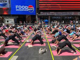 Massen-Yoga auf New Yorks Times Square